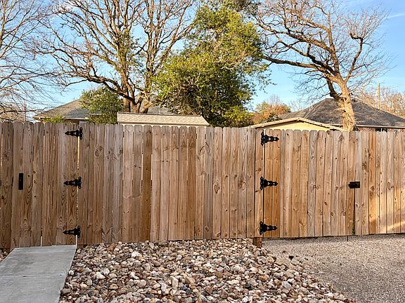 2nd image of 806 Sweetgum Ln