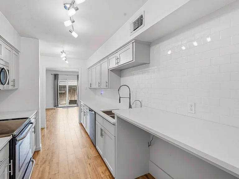 450 N Post Oak Ln — Photo 10