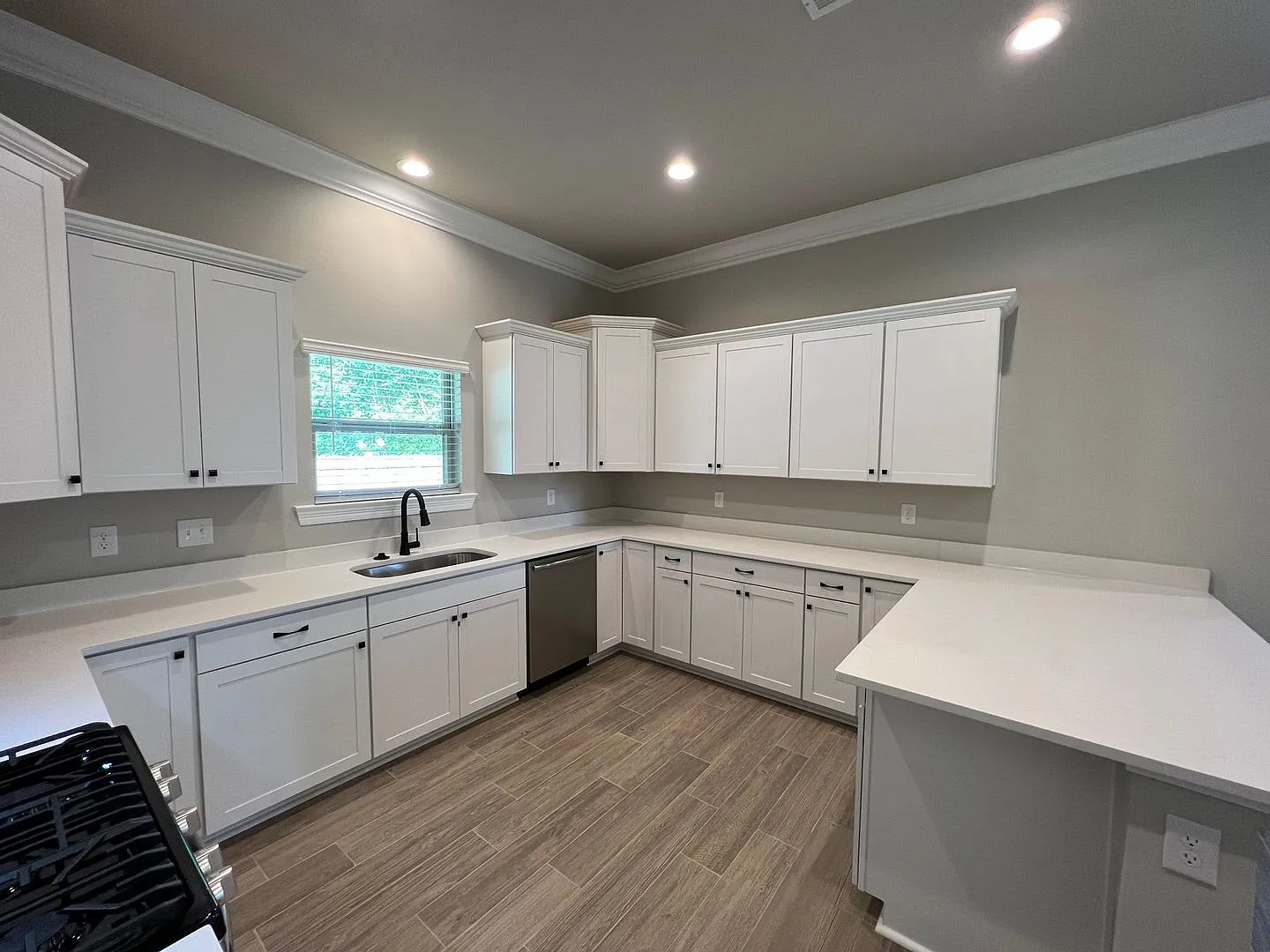 Stunning 4 Bedroom Home in Jamestown Crossing — Photo 3