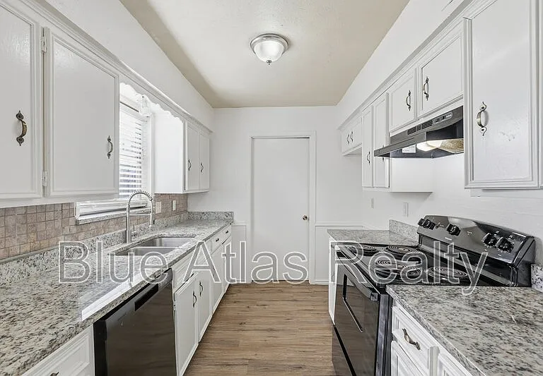 704 Skyline Dr — Photo 12