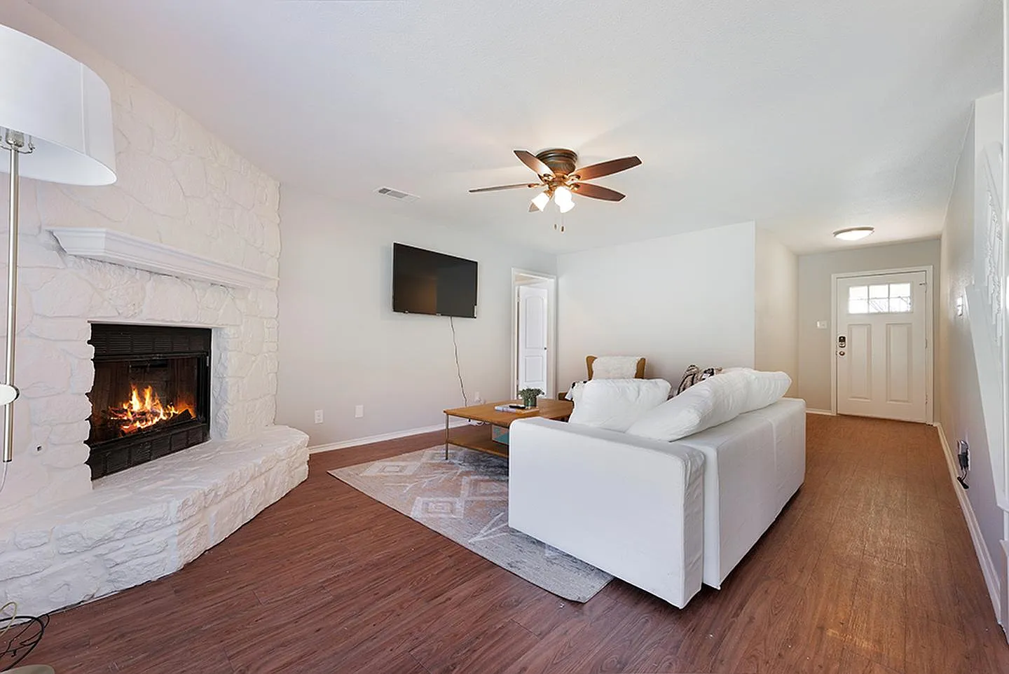 Elegant stone-front home in prime Round Rock location Move-in ready! — Photo 3