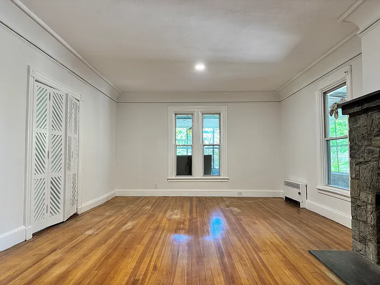 560 Taxter Rd — Photo 6