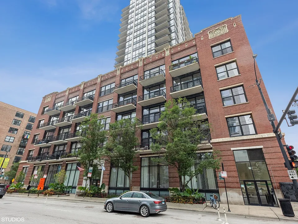210 N Des Plaines St #1906