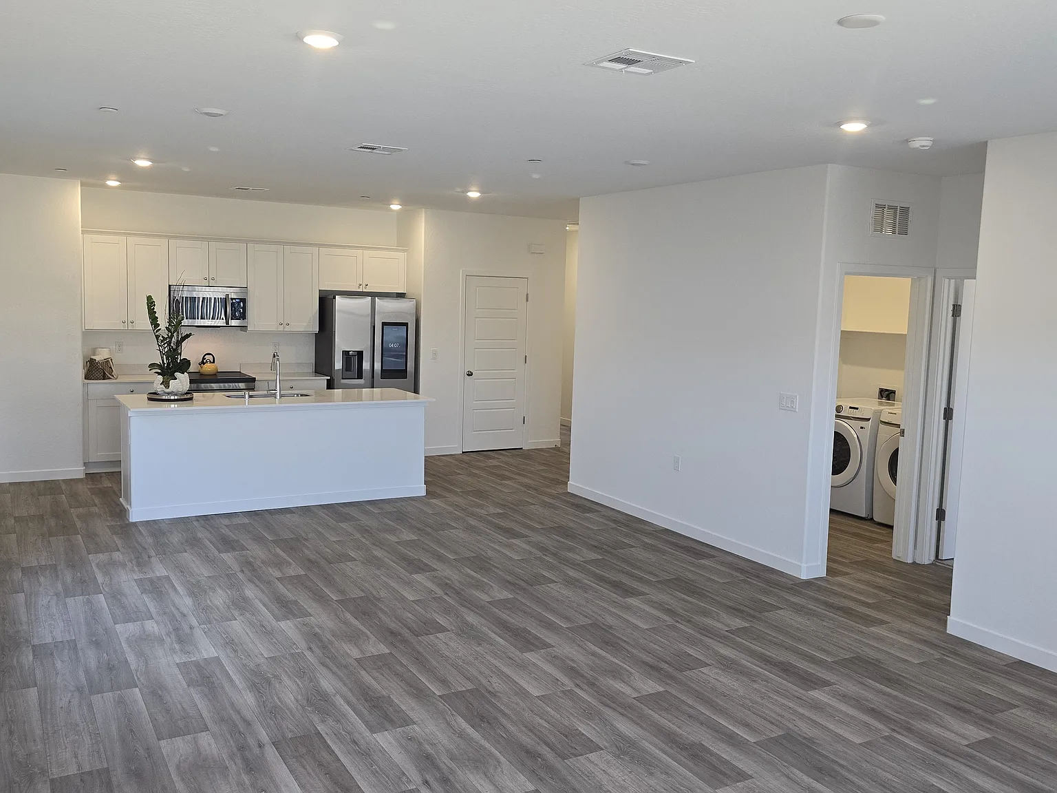 2584 W Cambridge St — Photo 1