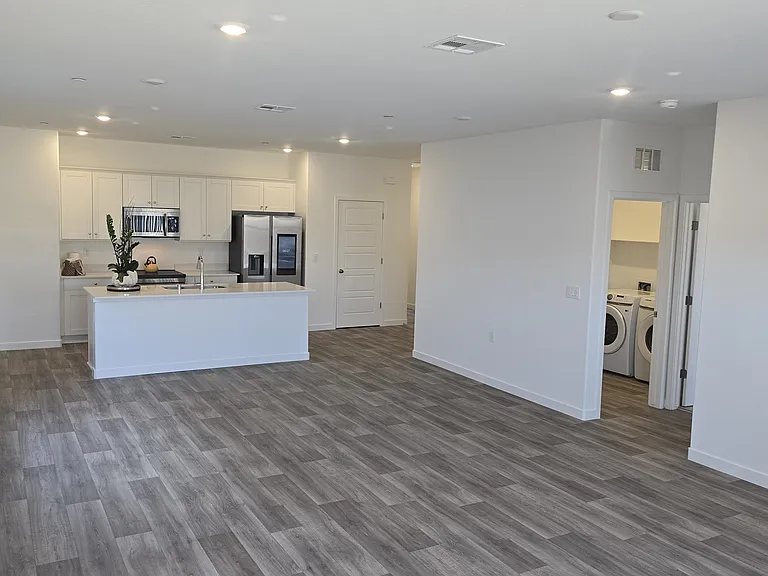2584 W Cambridge St — Photo 3