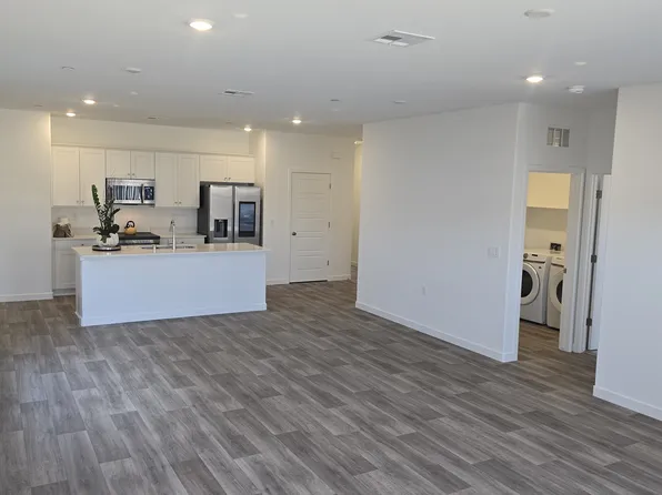 2584 W Cambridge St, Hanford, CA 93230