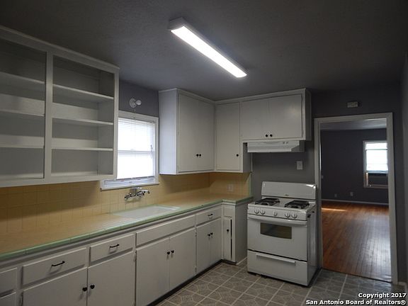 5th image of 330 Blakeley Dr
