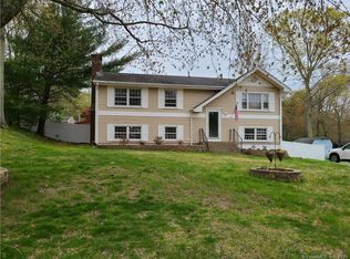 12 Bayberry Ln, Uncasville, CT 06382