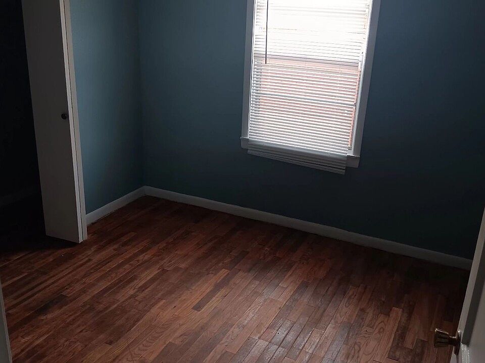 2nd image of 313 W Avenue G