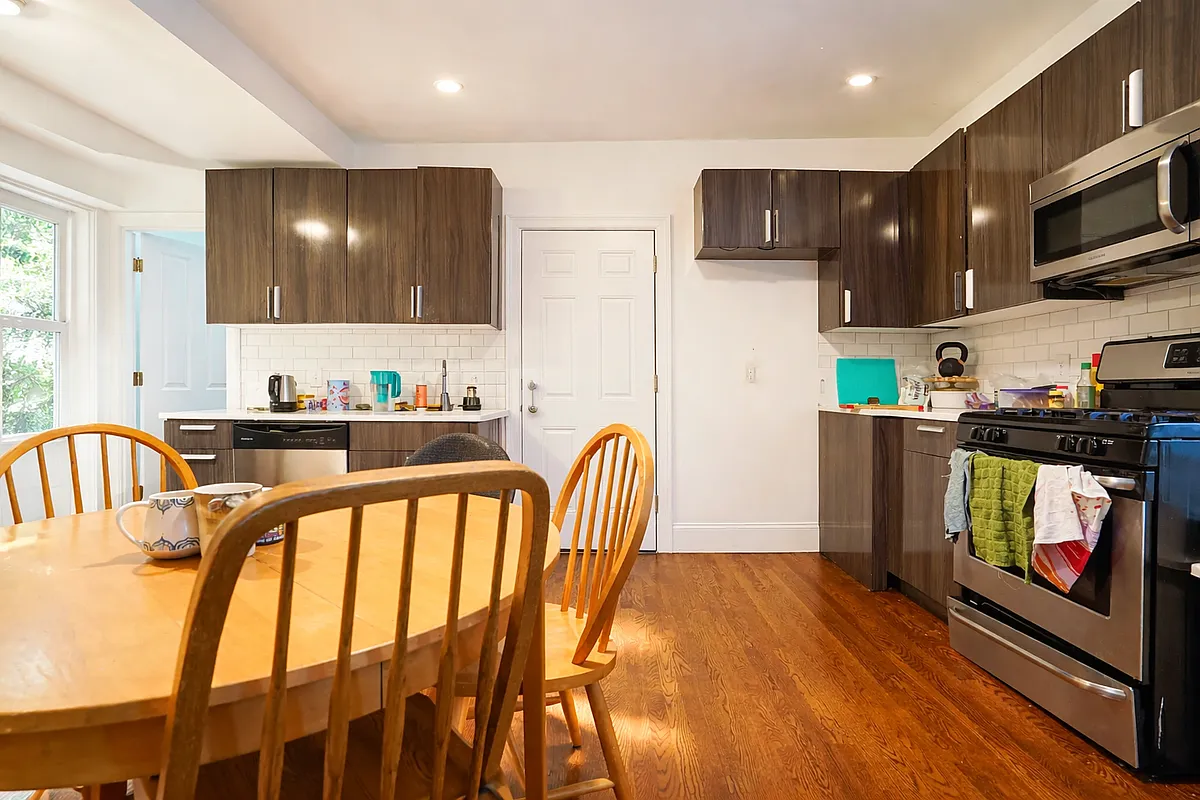 Building Photo - 25 Marney St #2