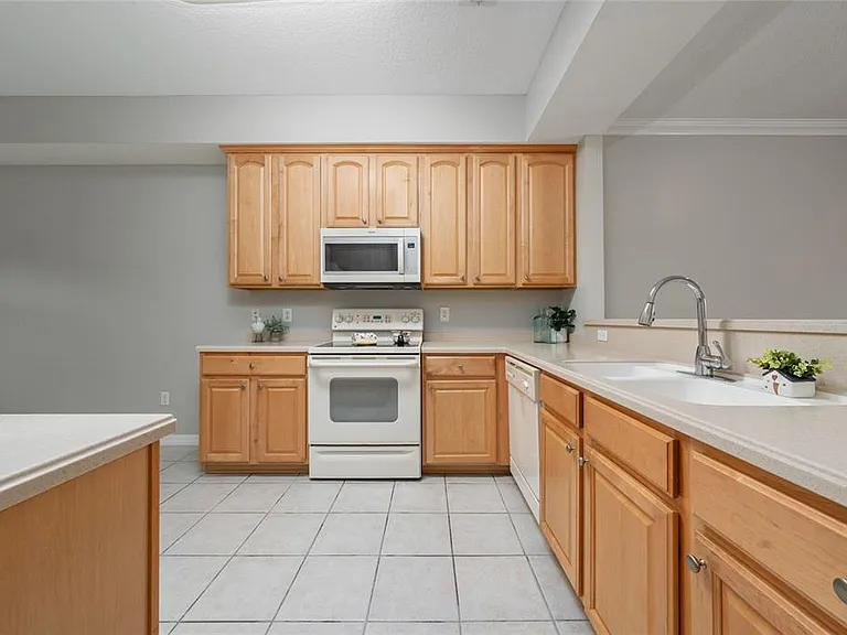 9417 Myrtle Creek Ln #611 — Photo 13