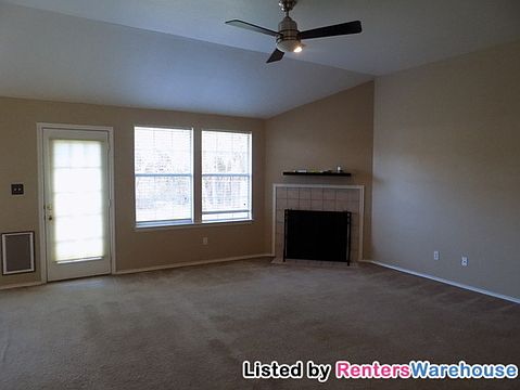 4th image of 909 N Riviera Cir