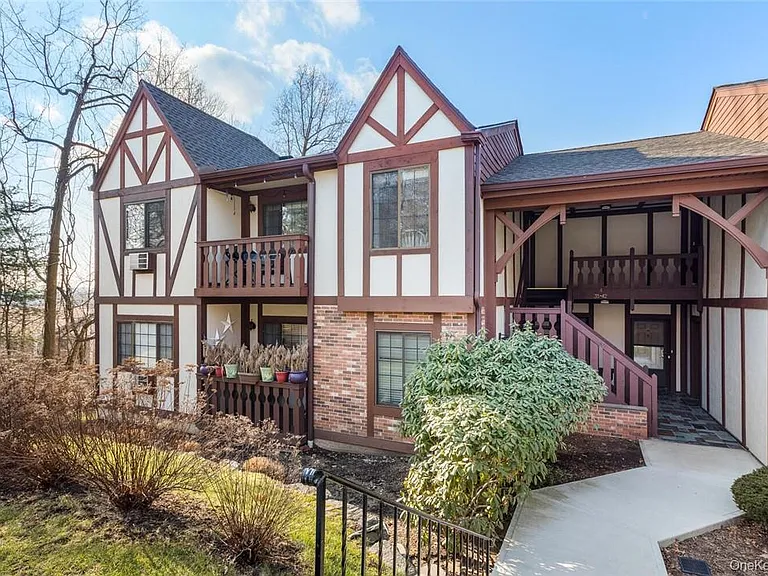 39 Foxwood Cir — Photo 1