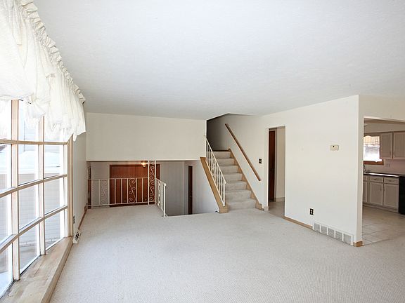 3rd image of 6709 Thoreau Dr