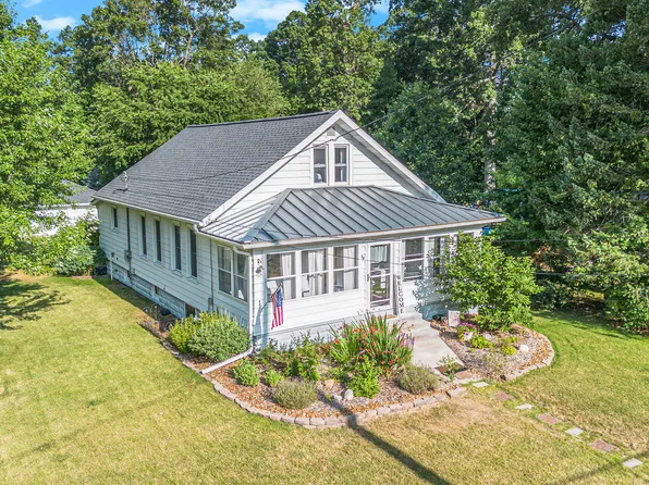 49 N 6th Ave, Fruitport, MI 49415