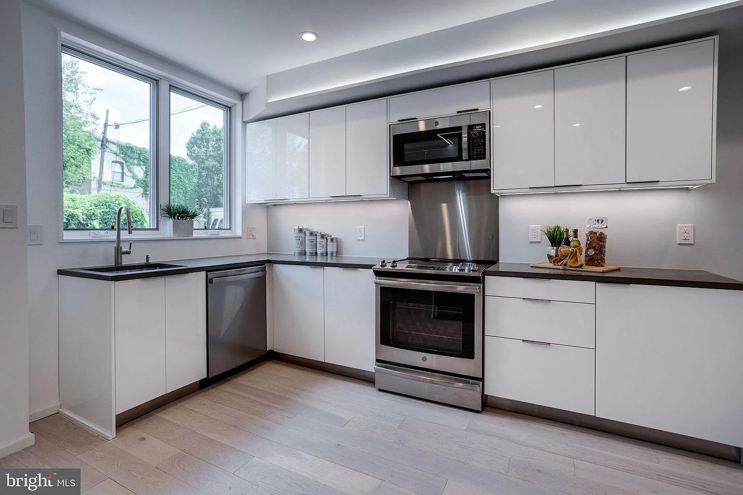 2 bed, 1080 sqft, $4,150 — Photo 3