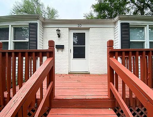 2nd image of 10 E Pocahontas Ln