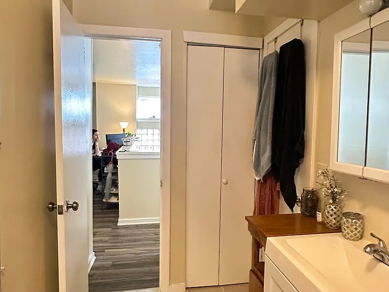 2061 Fitzwater St #1R — Photo 10