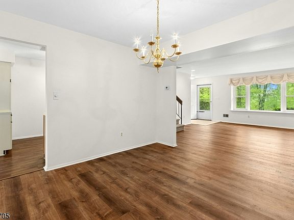 4th image of 12 Harwich Ct