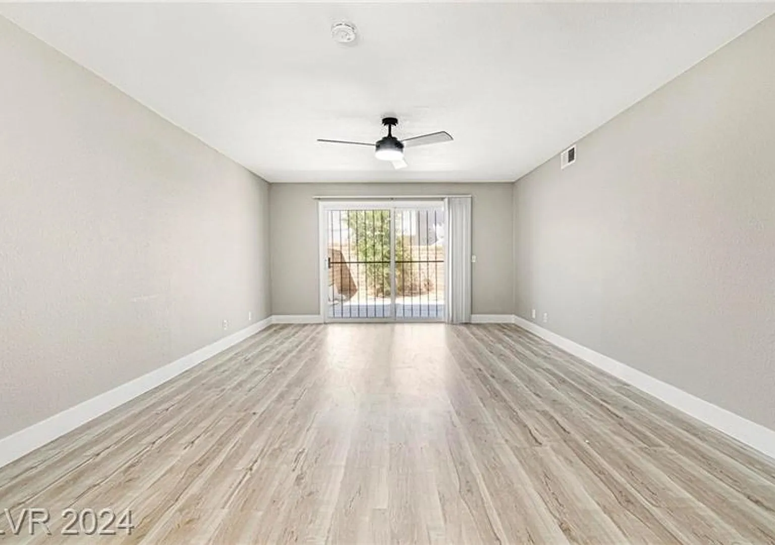 Charming and beautifully updated ground-floor condo in a prime central Las Vegas location! — Photo 3