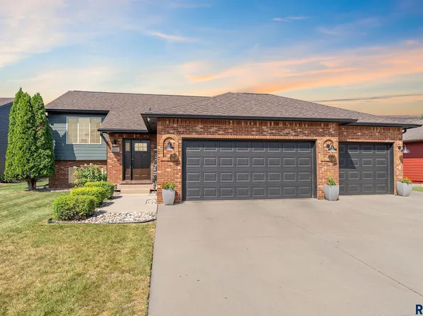 604 Honeysuckle Dr, Harrisburg, SD 57032