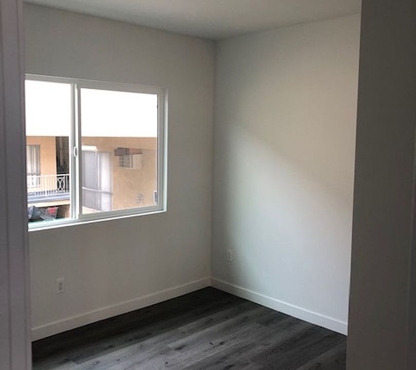 1st image of 14924 Roscoe Blvd #12