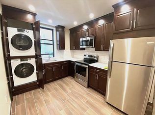 25-28 33rd St #1A, Astoria, NY 11102