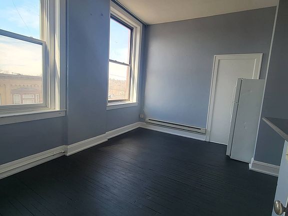3rd image of 876 Payne Ave