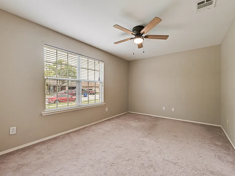 2701 Mockingbird St — Photo 16