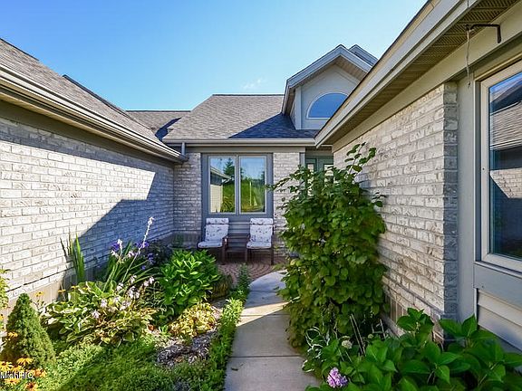 3rd image of 2530 Highridge Ln SE