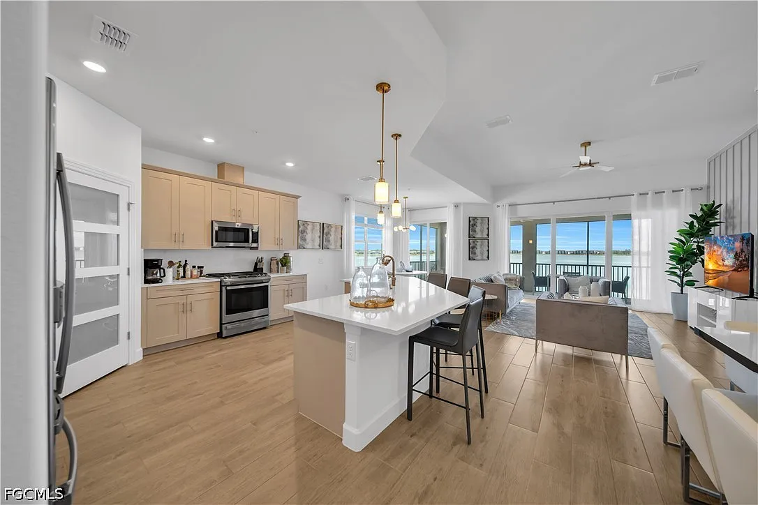 3 bed, 2.0 bath, 2376 sqft, $4,200 — Photo 3