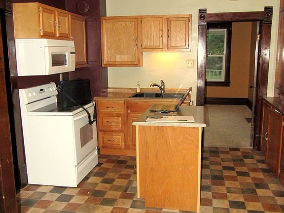 Kitchen w/center island