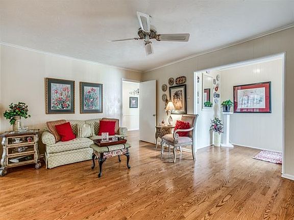 5th image of 3811 Douglas Dr