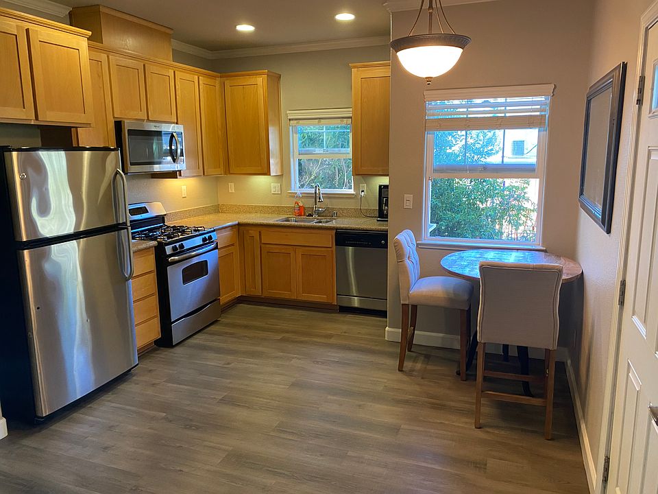 1st image of 204 Valley Oak Dr