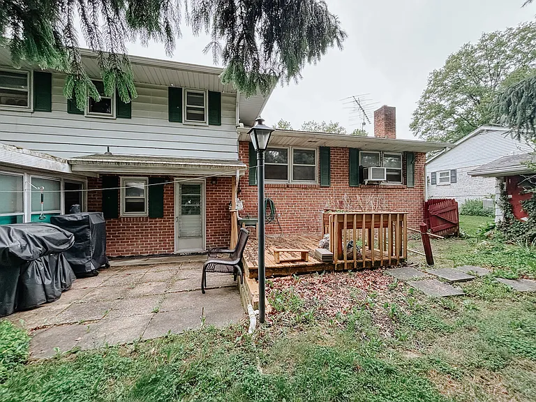 233 Hershey Dr — Photo 7