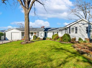 25 45th St, Islip, NY 11751