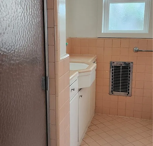 15816 Hart St — Photo 10