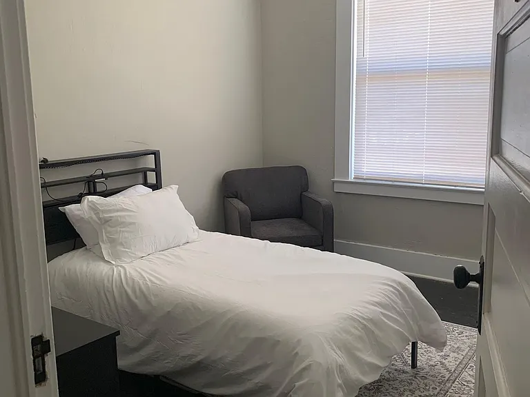 1201 N Irwin St #7 — Photo 3