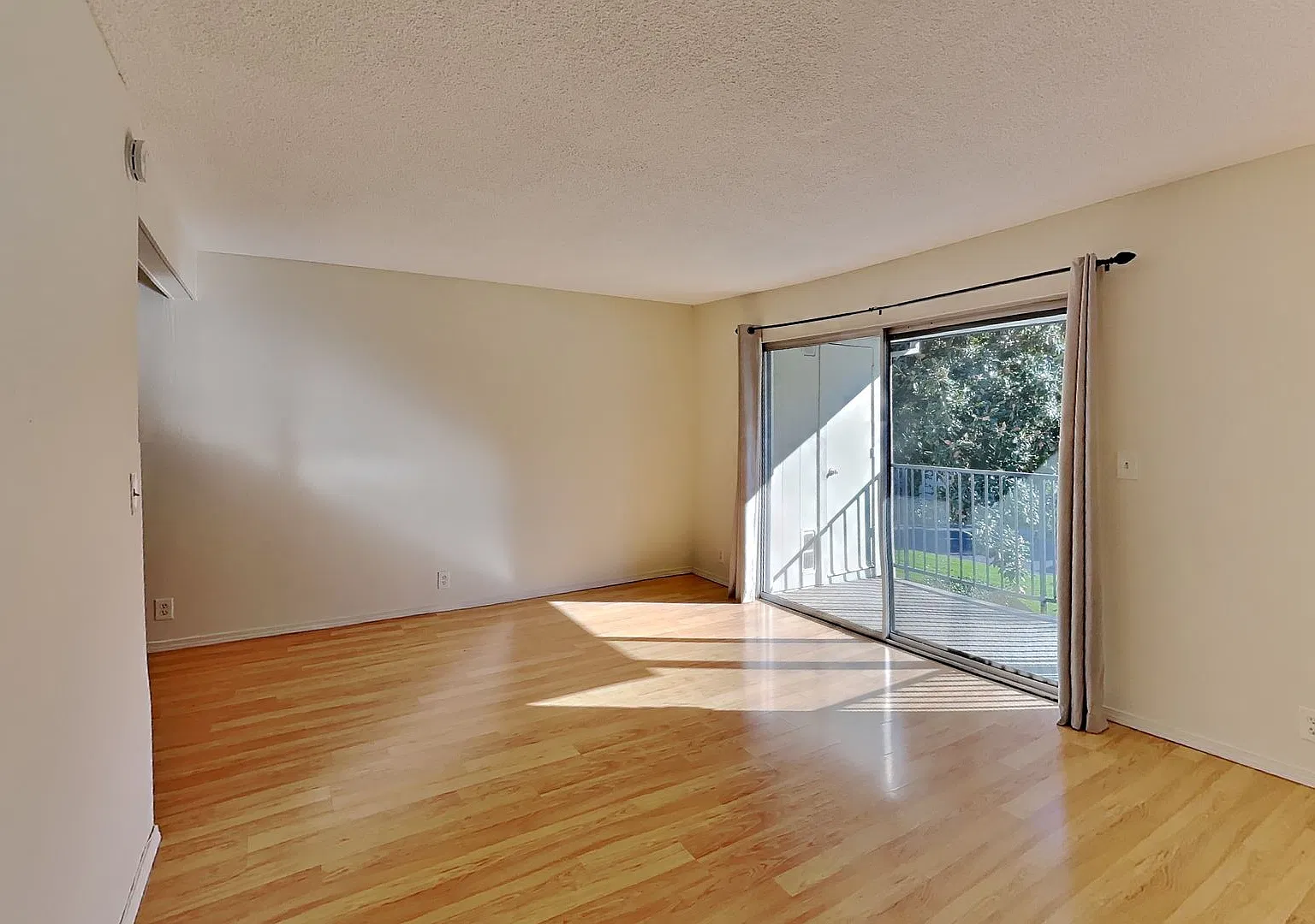 Walnut Creek 1/1 Condo Available Now! — Photo 1