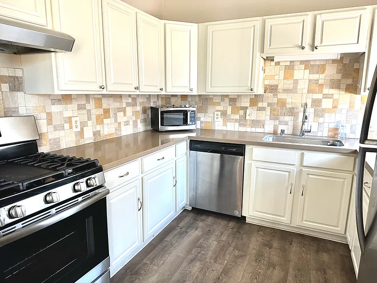 36 Henderson Pl — Photo 3
