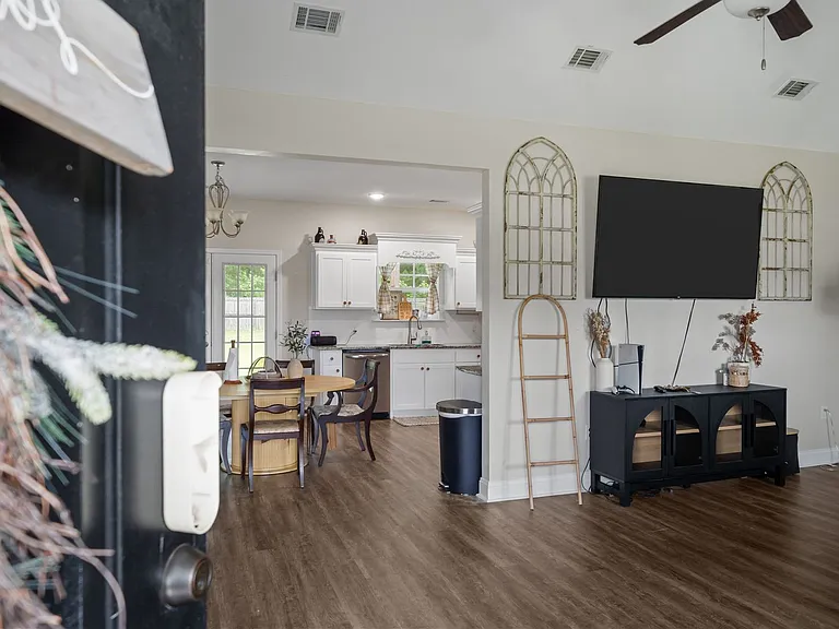 118 Clay St NE — Photo 6