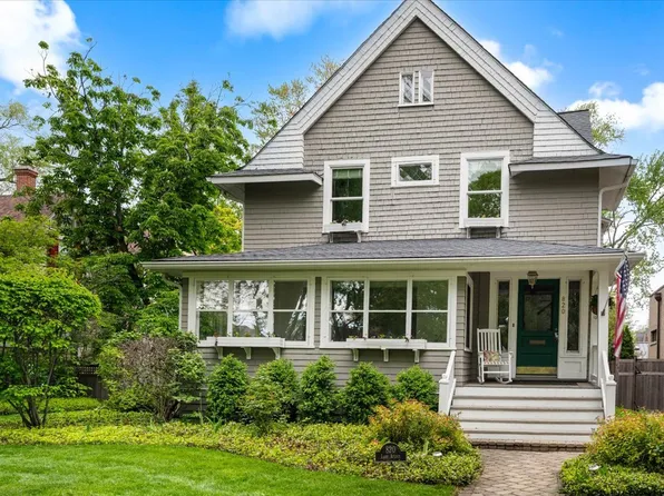 820 Lake Ave, Wilmette, IL 60091