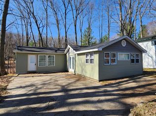 892 Pine St, Harrison, MI 48625