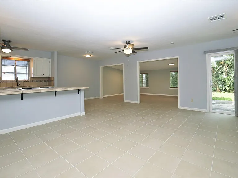 2806 Bluebonnet St — Photo 3