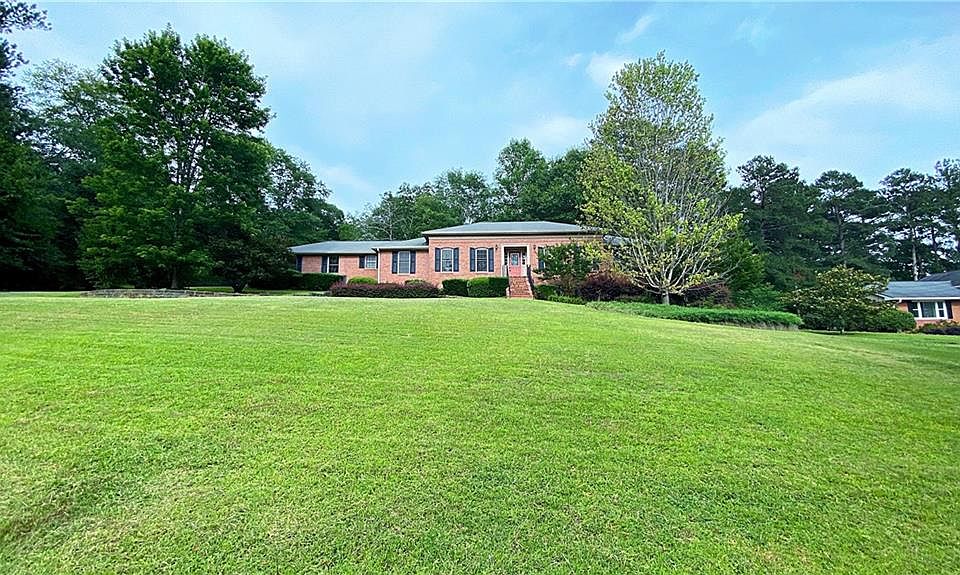 1st image of 165 Willow Lake Ln