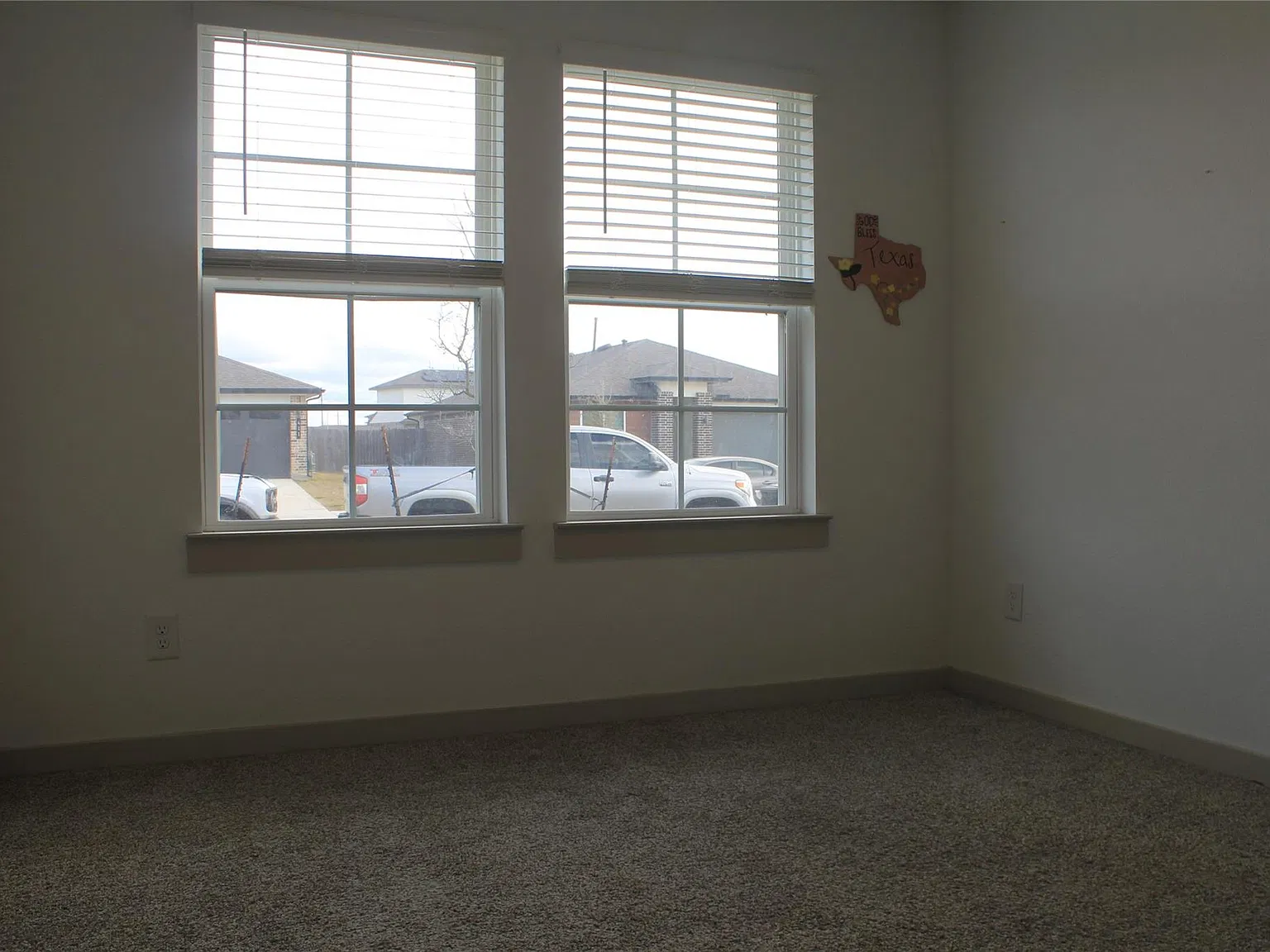 4 bed, 2.0 bath, 1902 sqft, $2,300 — Photo 4