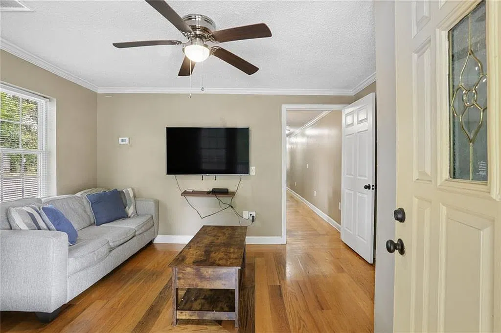 3 bed, 1.0 bath, 1000 sqft, $1,395 — Photo 3