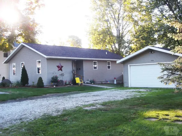 1014 Walnut St, Carthage, IL 62321