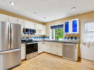 107 E Bermuda Dr NW, Calgary, AB T3K 1H6