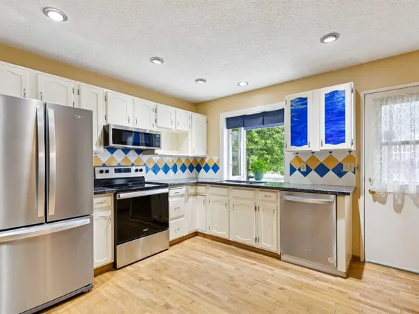 107 E Bermuda Dr NW, Calgary, AB T3K 1H6